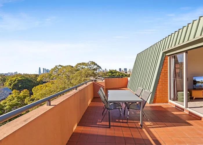 Spacious Inner-West 2-Bed With Alfresco Dining
