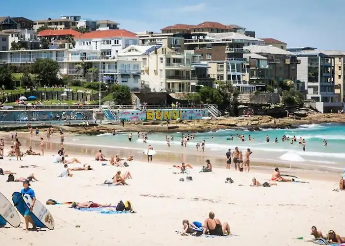 Stylish & Bright - 5Star Location - 200M To The Sand!