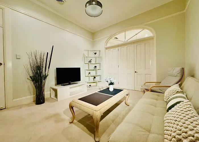 House 3 Bedrooms 2 Baths 2 Parkings In Mosman