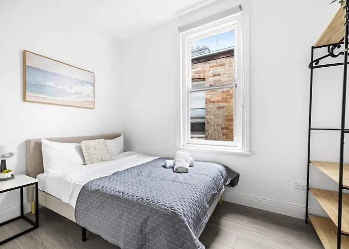 Rustic Double Room - Centrally Located - Shared Bathroom