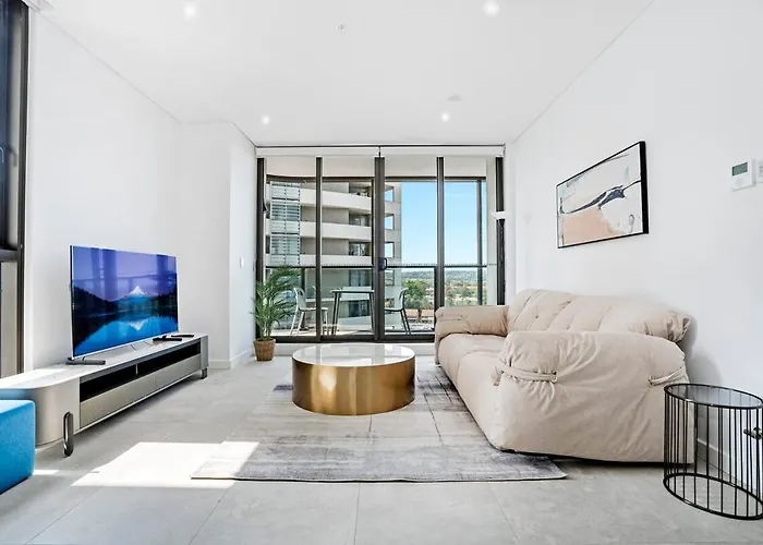 Stylish 2Br Apt With Pool & Views Near Parramatta