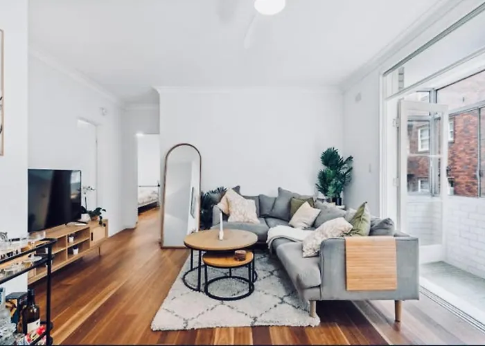 Randwick Shared Apt With Study Desk & Parking