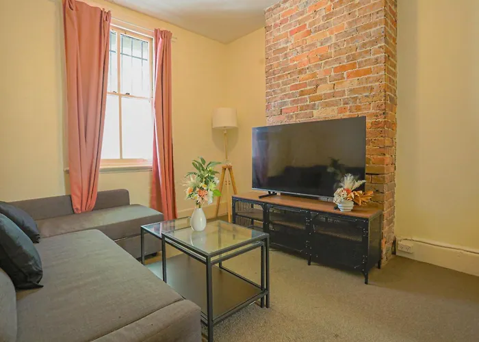 Stylish 3-Bedroom Near Darling Harbour - Free E-Bikes!