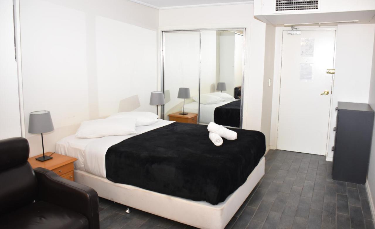 - Hyde Park Plaza 38 College St * Sidney