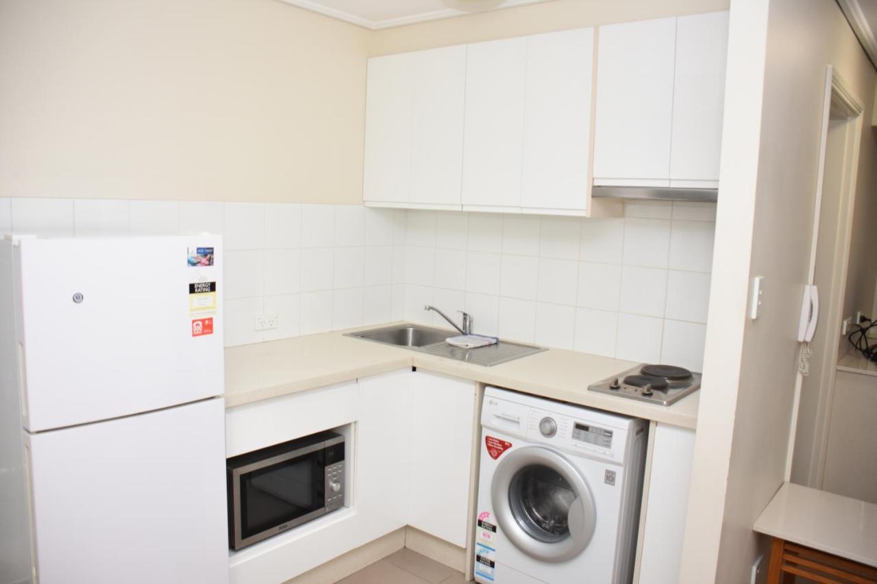 - Hyde Park Plaza 38 College St