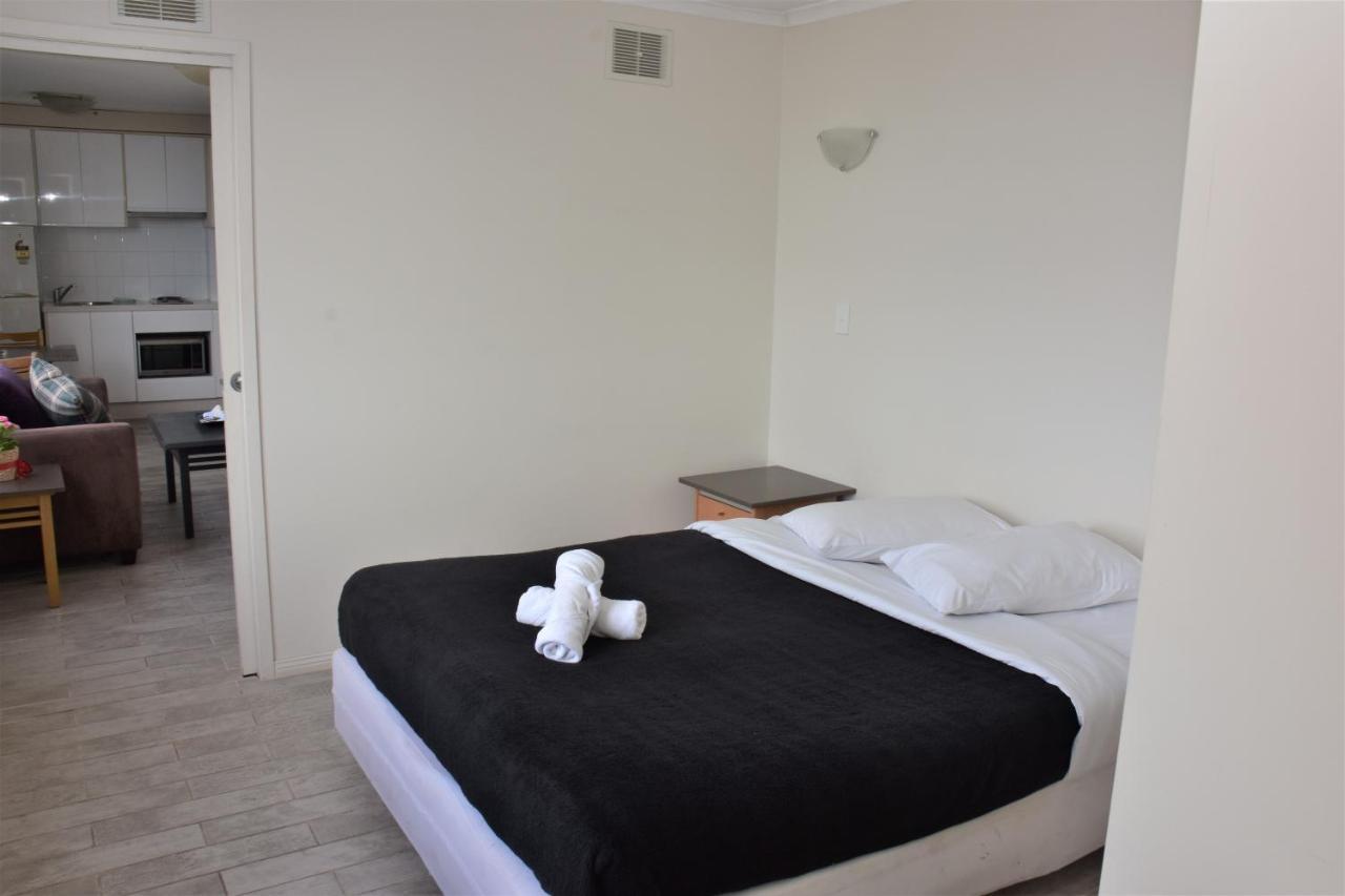 - Hyde Park Plaza 38 College St