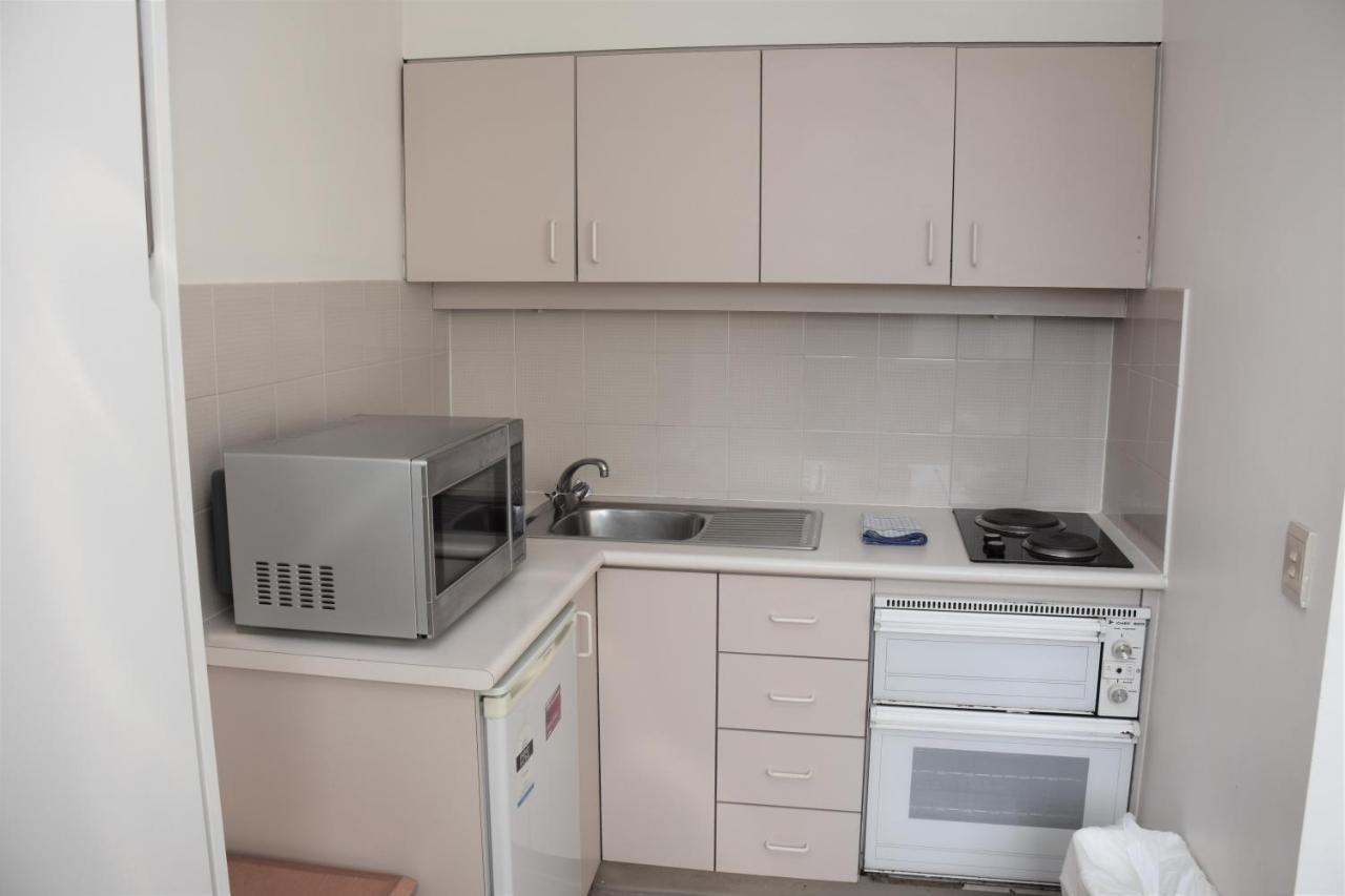 - Hyde Park Plaza 38 College St * Sidney