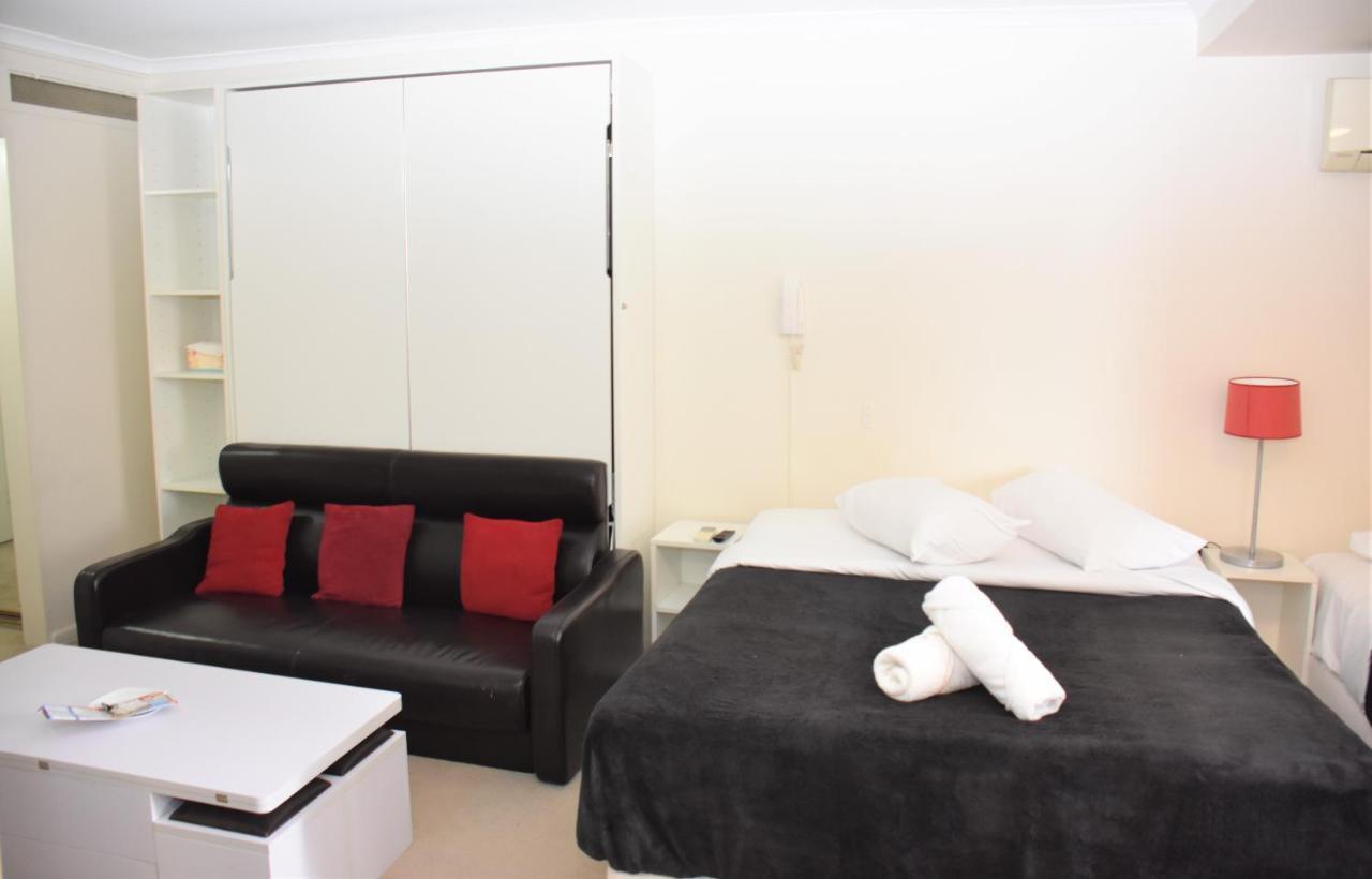 - Hyde Park Plaza 38 College St * Sidney