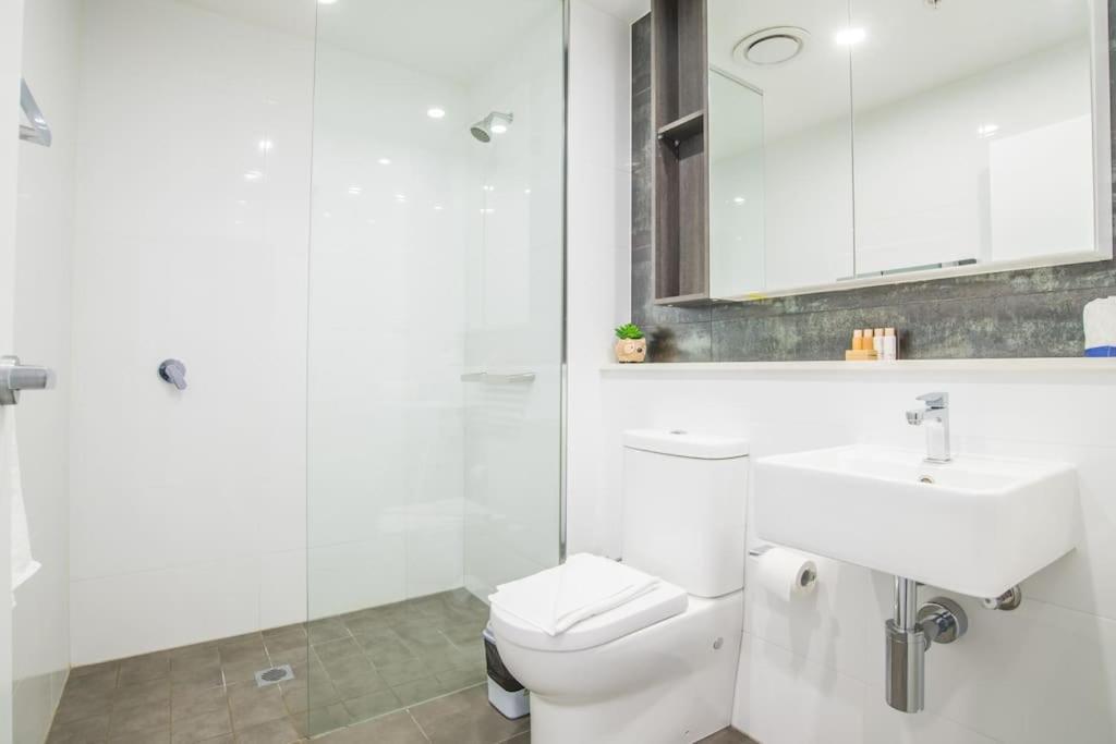 Train Station Access! 1bed1bath At Chatswood Apartment