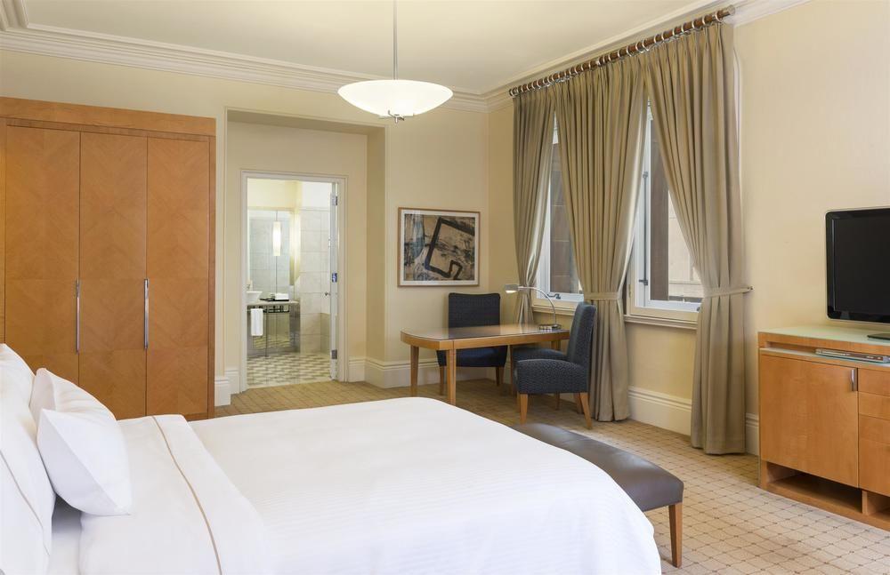 The Fullerton Hotel 5*