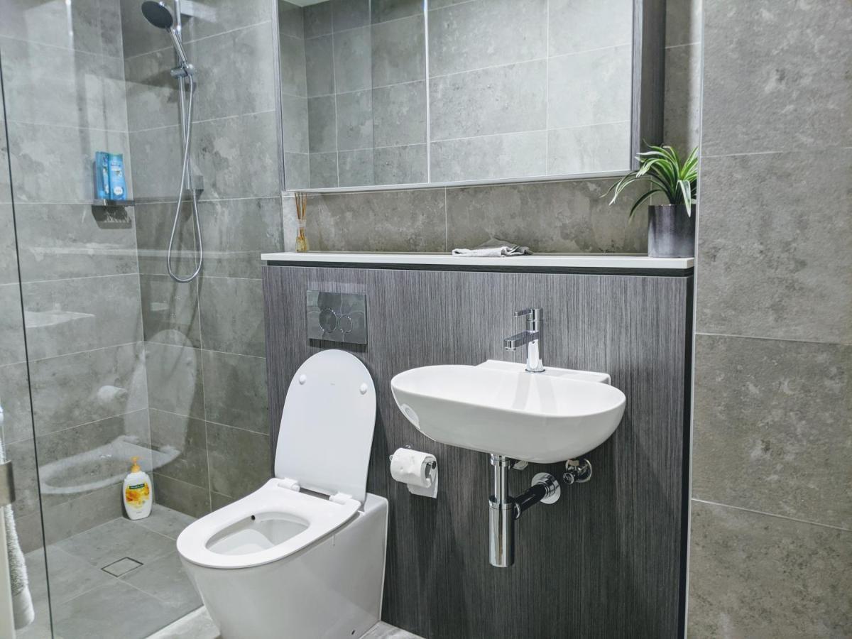 Apartment Luxury 3-bed 2-bath, Balcony, With Pool Included, No Parties!