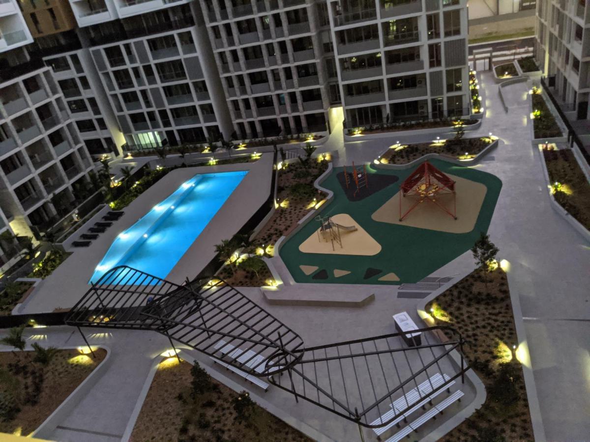 Luxury 3-bed 2-bath, Balcony, With Pool Included, No Parties! Apartment Sydney