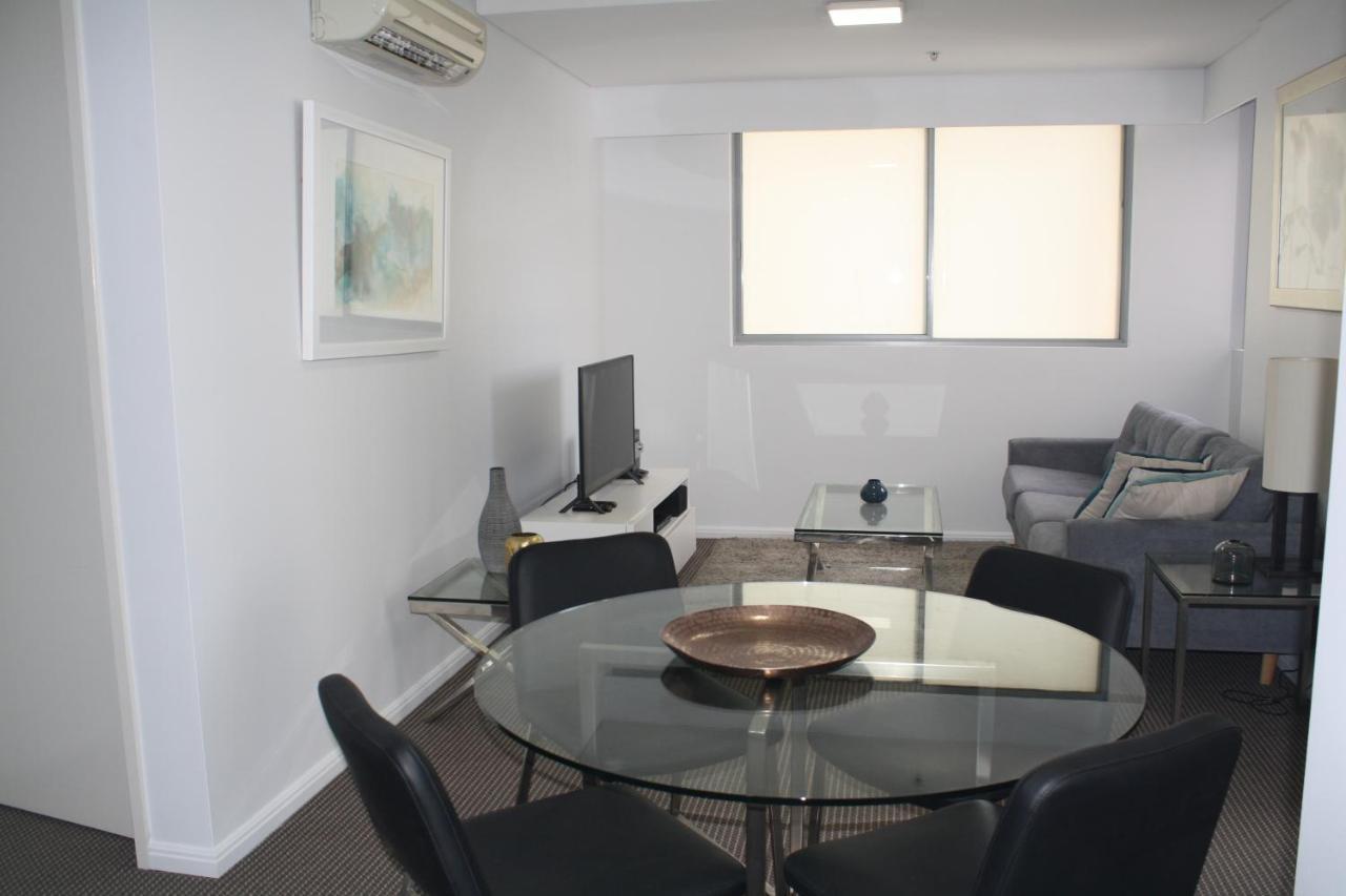 North Wyndel Apartments-mil1005