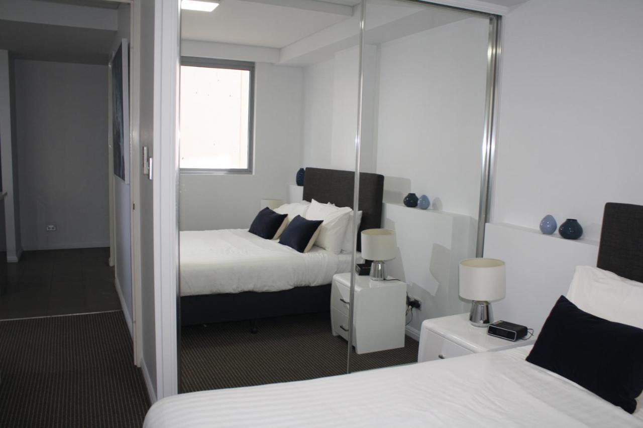 North Wyndel Apartments-mil1005