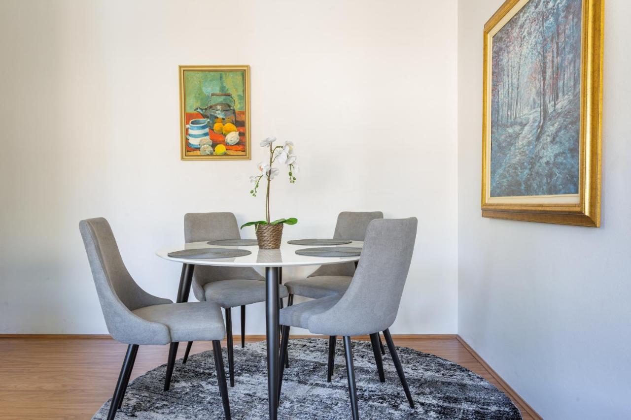 Unit With Balcony, Backyard And Parking Near Shops Duplicate Apartment