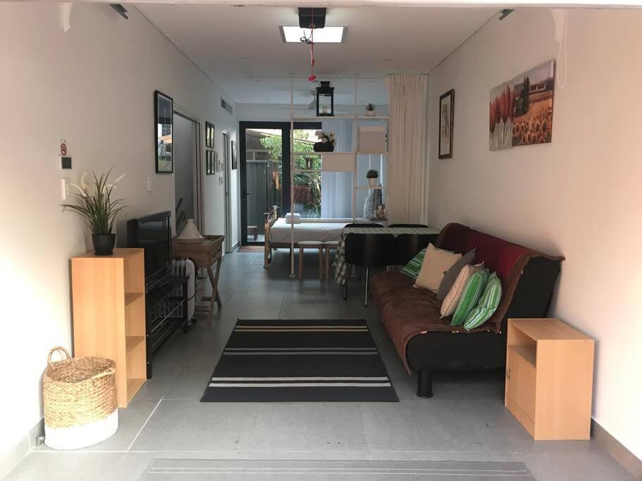 Converted Garage On Foss - King Bed