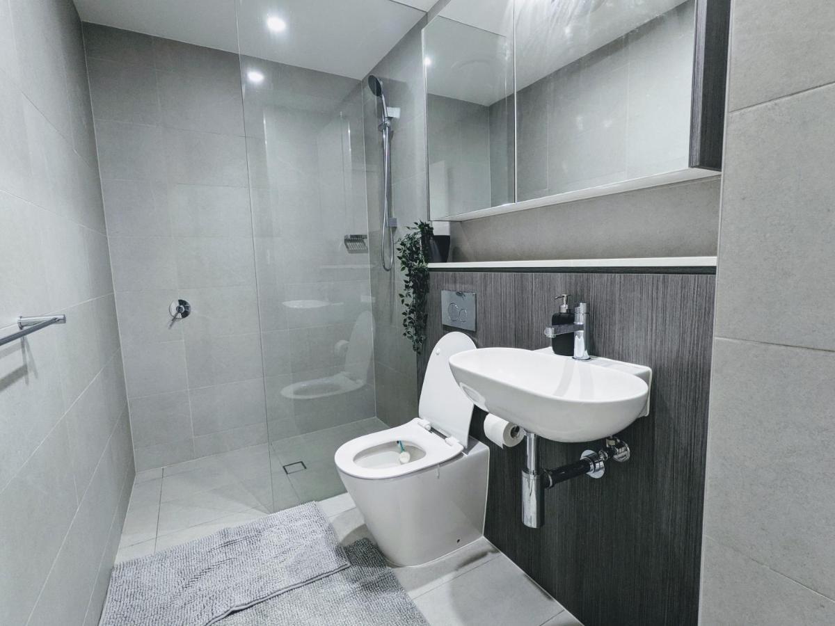 Elegant 3-bed 2-bath, Balcony, With Pool Included, No Parties! Apartment Sydney