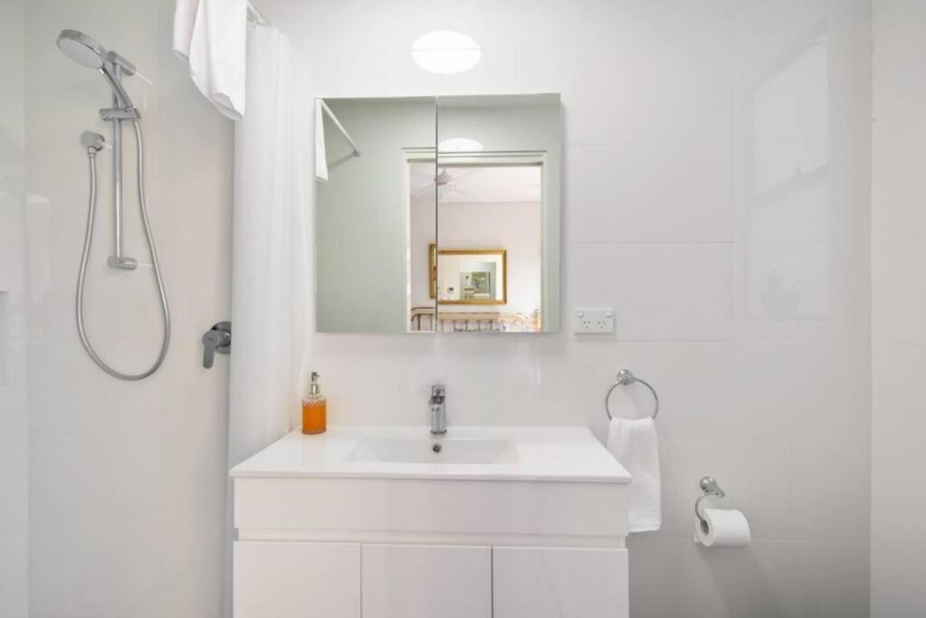Converted Garage On Foss - King Bed Guest house