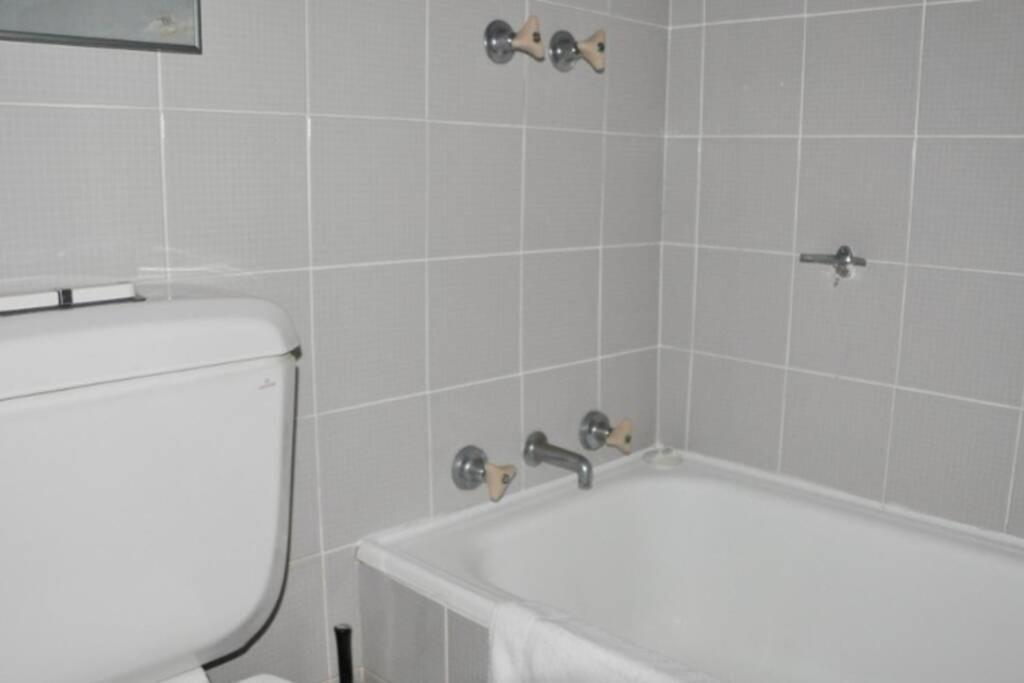 Hyde Park Plaza Park View 2 Bedroom Pet Friendly *