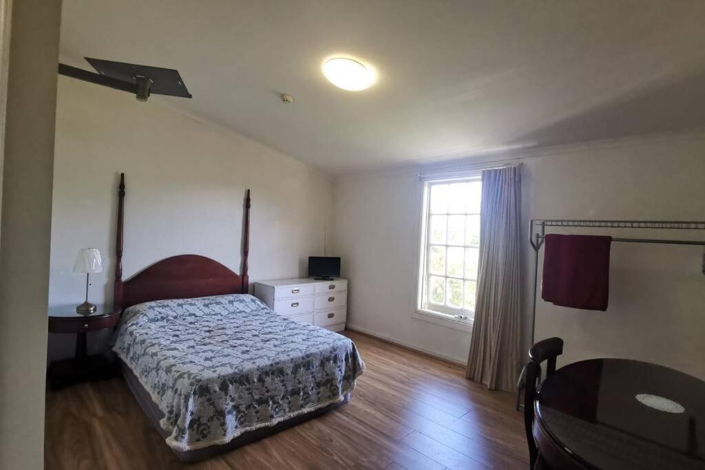 Brightly Lit And Comfy Double Room. Best Price!bla