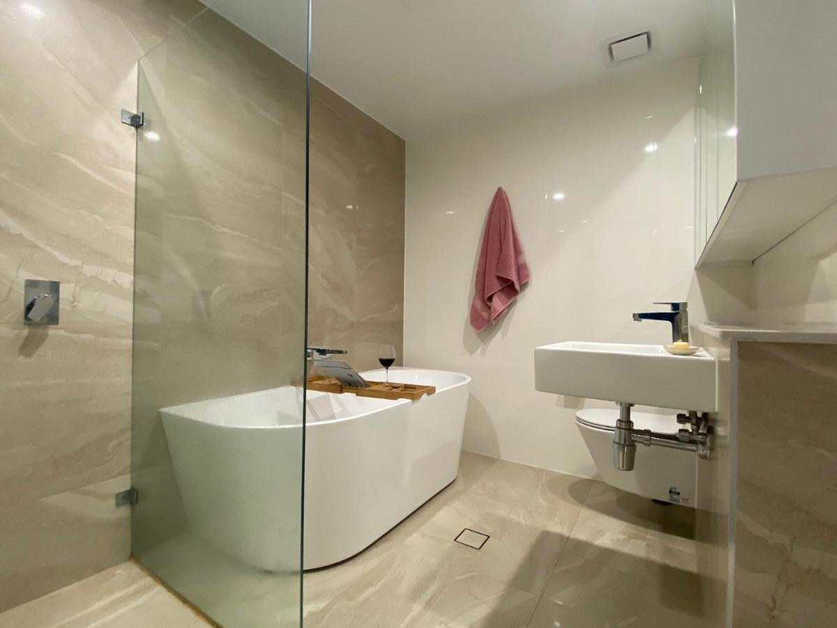 Luxury With Indoor Pool, Spa, Sauna, Gym, Netflix, Free Private Parking Apartment