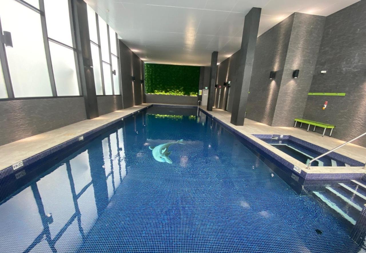 Apartment Luxury With Indoor Pool, Spa, Sauna, Gym, Netflix, Free Private Parking Sydney