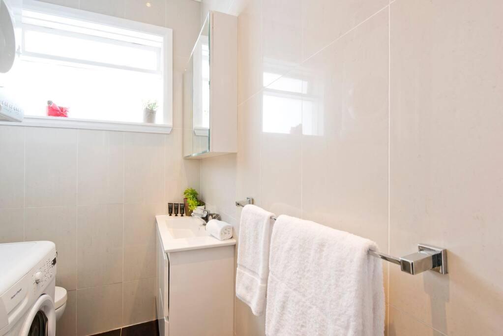Lovely Modern Coogee Apartment *