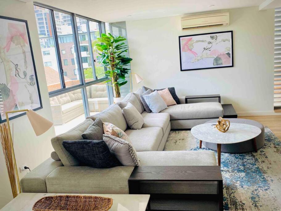 Crows Nest - Executive Penthouse - 3 Bedroom- 5km To *