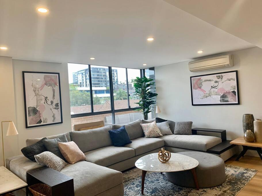 Crows Nest - Executive Penthouse - 3 Bedroom- 5km To