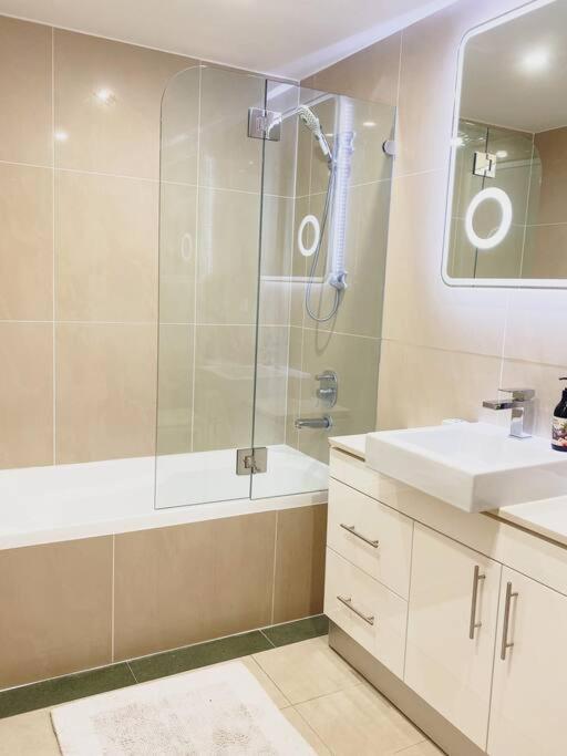Crows Nest - Executive Penthouse - 3 Bedroom- 5km To * Sydney