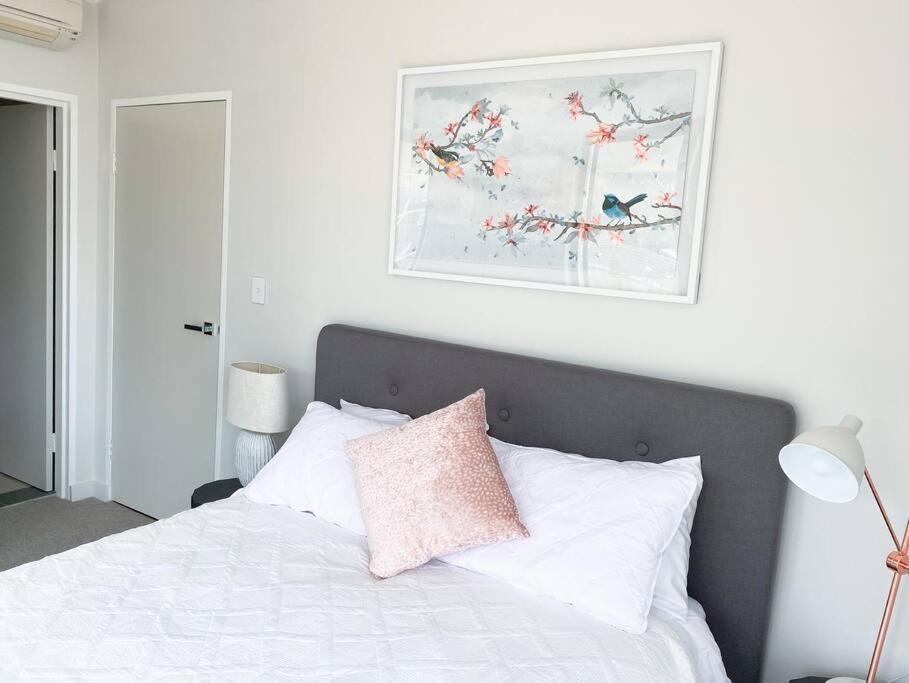 Crows Nest - Executive Penthouse - 3 Bedroom- 5km To