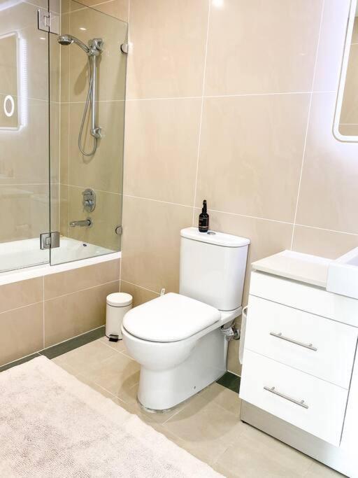 Crows Nest - Executive Penthouse - 3 Bedroom- 5km To