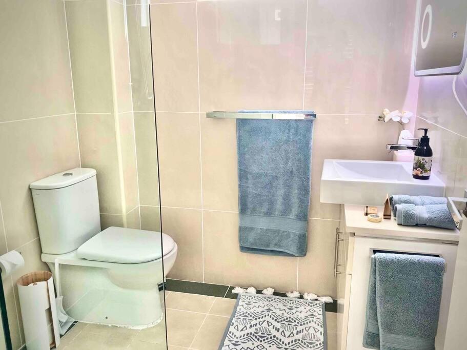 Crows Nest - Executive Penthouse - 3 Bedroom- 5km To *