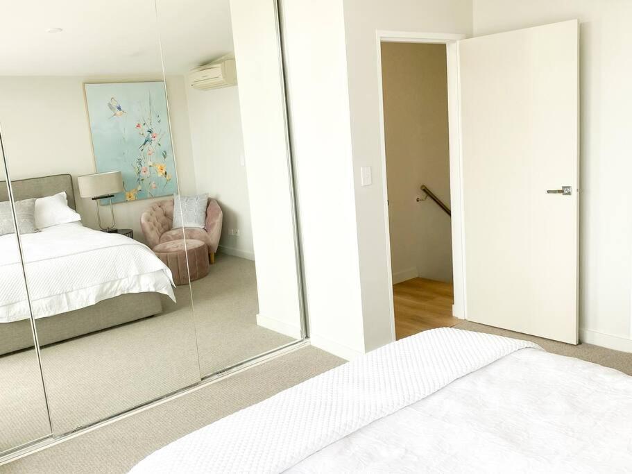 Crows Nest - Executive Penthouse - 3 Bedroom- 5km To Apartment