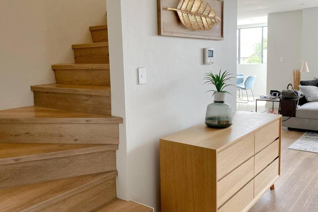 Crows Nest - Executive Penthouse - 3 Bedroom- 5km To