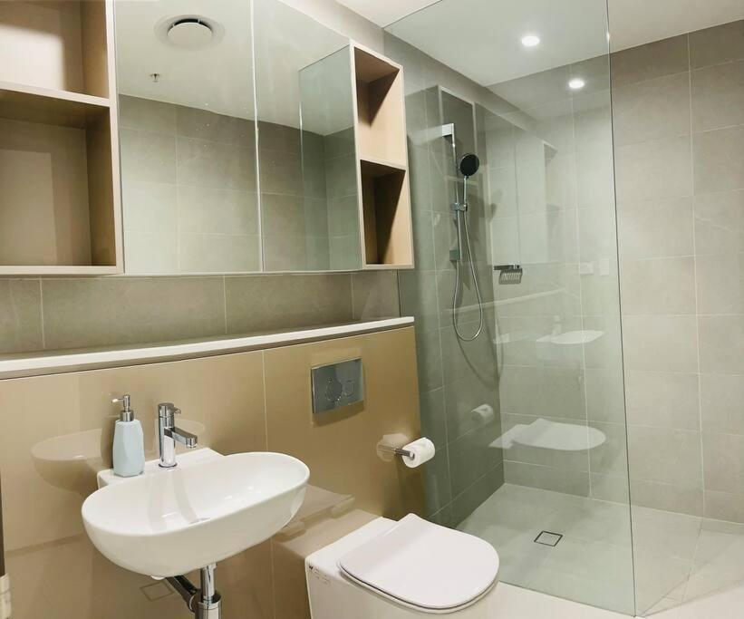 Macquarie Park High Level 2bed 2bath With Study Gym & Pool Apartment