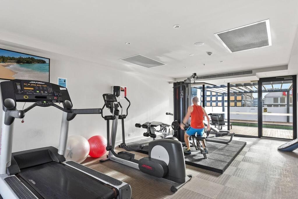 Modern Spacious Pad With Rooftop Pool And Gym Sidney
