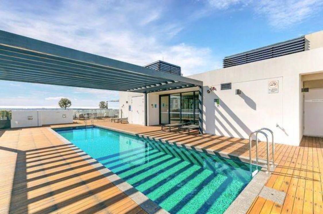 Apartamento Modern Spacious Pad With Rooftop Pool And Gym