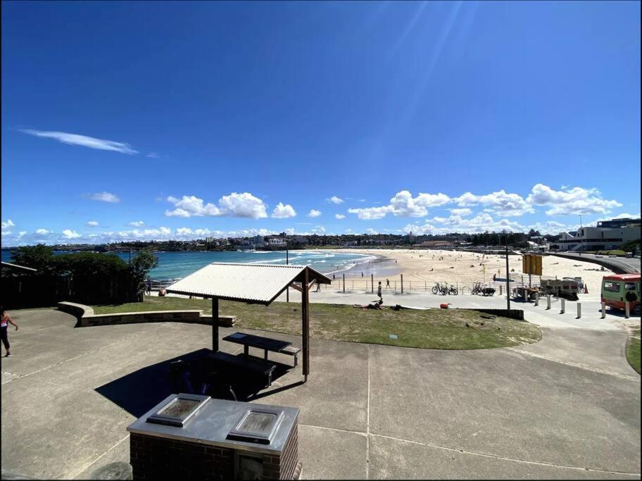 Apartment Bright Beachfront With Terrace & Aircon Sydney
