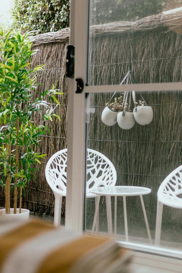 Bright Beachfront With Terrace & Aircon *