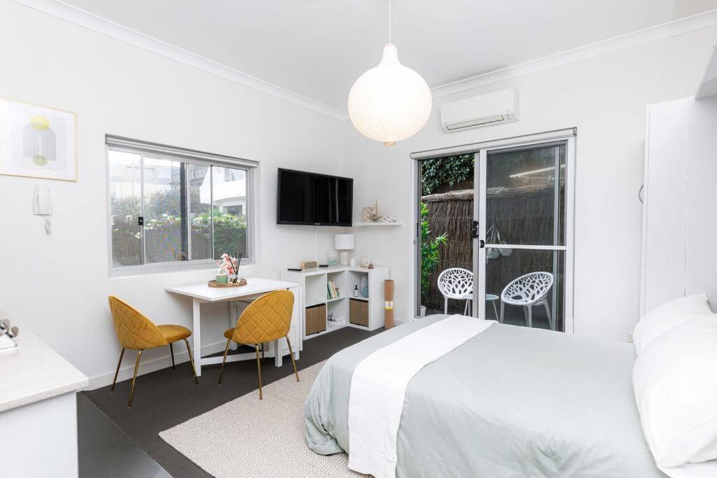 Bright Beachfront With Terrace & Aircon Apartment *