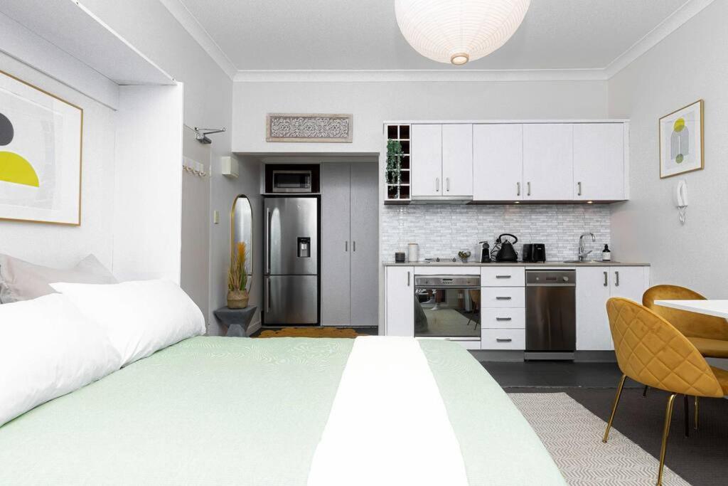 Bright Beachfront With Terrace & Aircon Apartment *