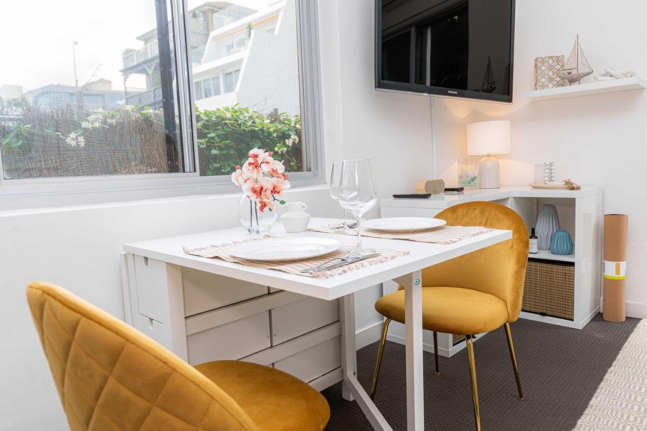 Apartment Bright Beachfront With Terrace & Aircon