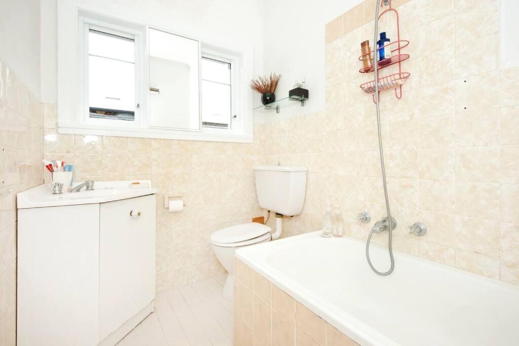 To In 3 Minutes: Bondi N Apartment Sydney