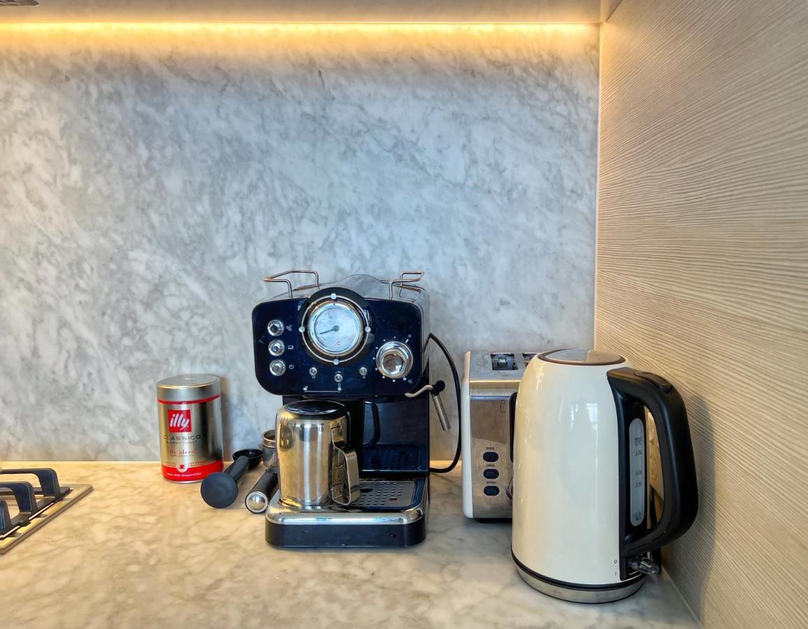Luxurious 2 Bed Lavender Bay View Apartment