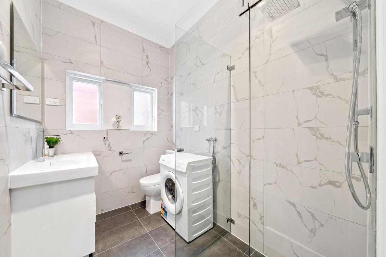 Burwood Lovely 2-bedroom Unit With Free Parking