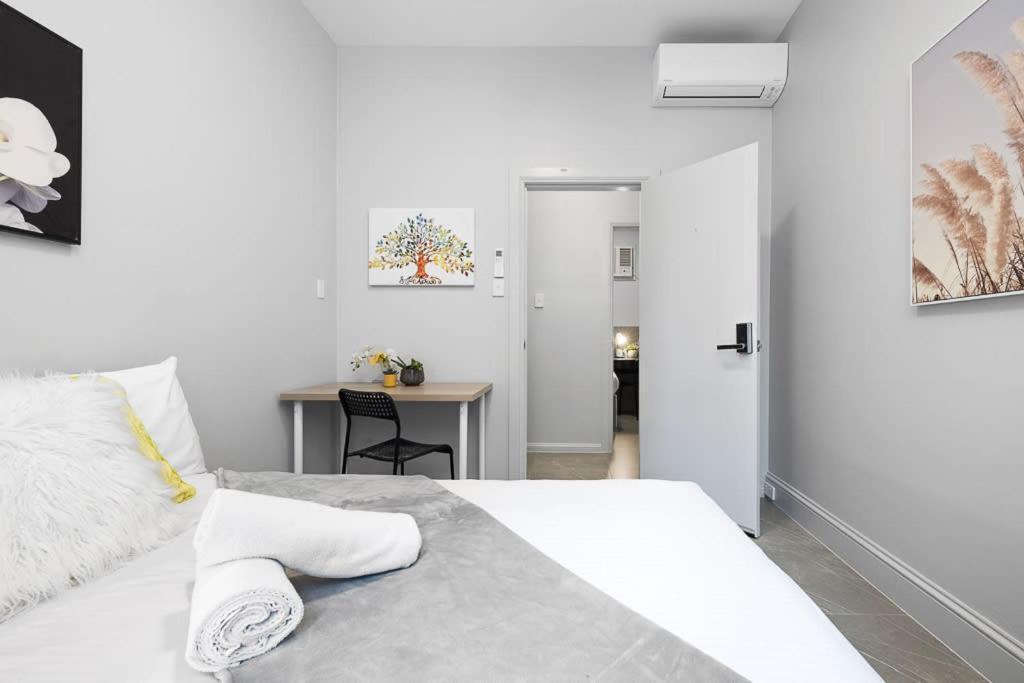 Holiday home 1 Private Double Bed With In Cbd Near Train Uts Darlinghar&icc&chinatown *