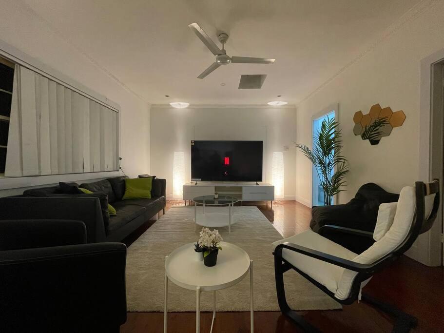 Holiday home Spacious House With Queen Beds Cinema *