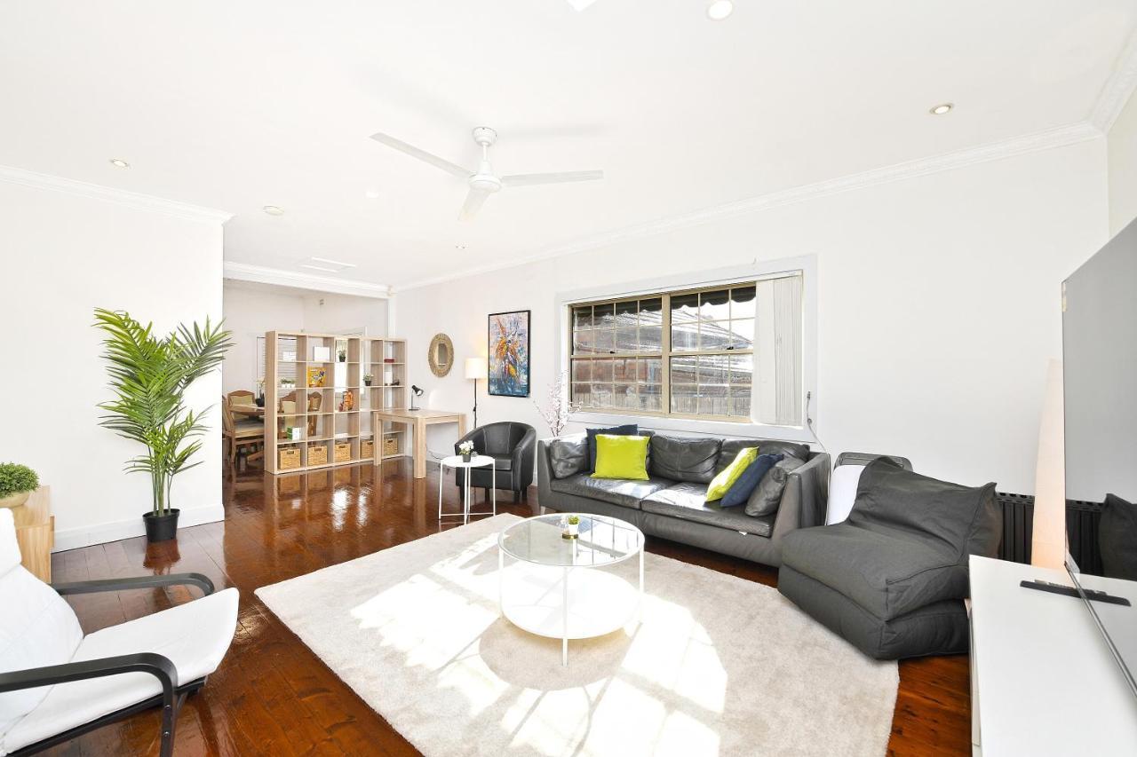 Spacious House With Queen Beds Cinema Holiday home Sydney