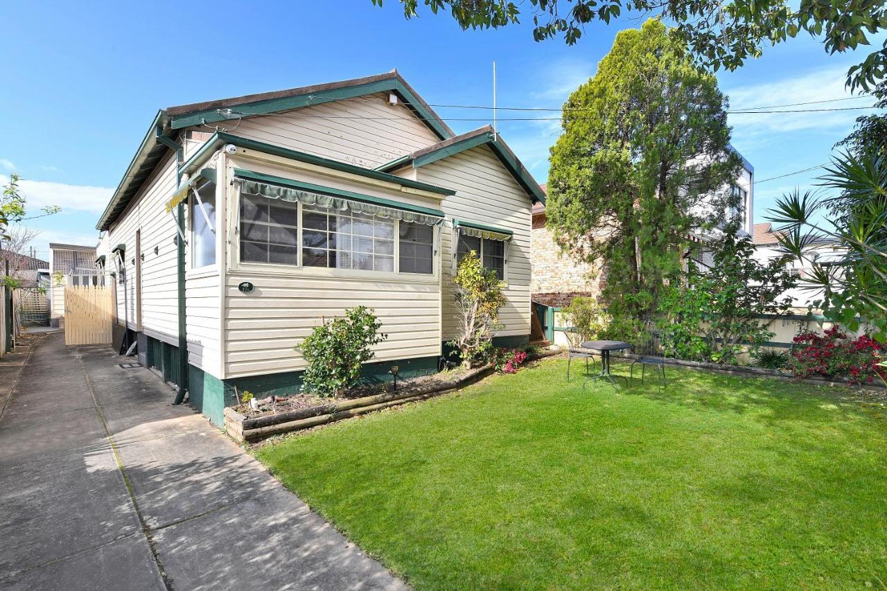 Spacious House With Queen Beds Cinema Holiday home Sydney
